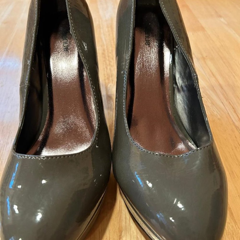 Avenue Grey Patent Leather Heels (Size 10W)